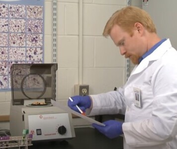 Клиника лечения наркозависимости в Жуковском Врач в кабинете клиники